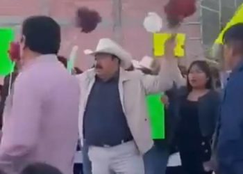 Alcalde de Los Reyes de Juárez llega en presunto estado de ebriedad a arranque de campaña
