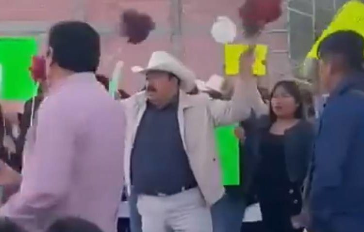 Alcalde de Los Reyes de Juárez llega en presunto estado de ebriedad a arranque de campaña