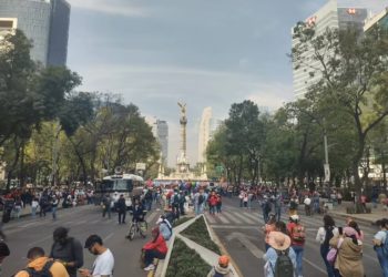 Marchan maestros del Ángel de la Independencia al Zócalo