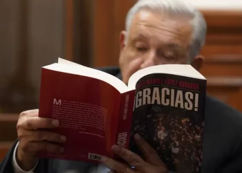 Tribunal Electoral desecha queja contra libro de AMLO