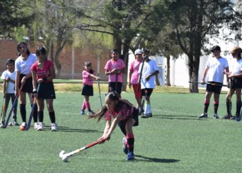Hockey sobre pasto, un deporte que se extiende y rompe barreras socioculturales en el Estado de México