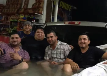 Jóvenes convierten camioneta en alberca en el municipio de General Terán