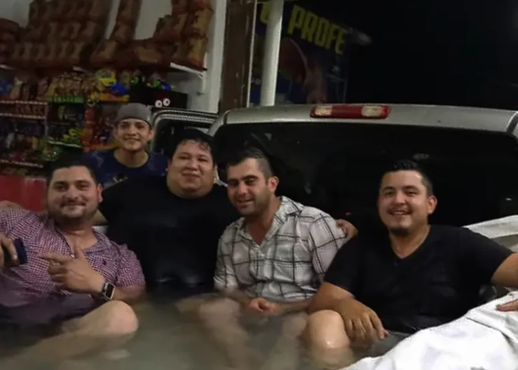 Jóvenes convierten camioneta en alberca en el municipio de General Terán