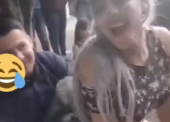 Hacen striptease en la vía pública al alcalde de Quiroga, Michoacán