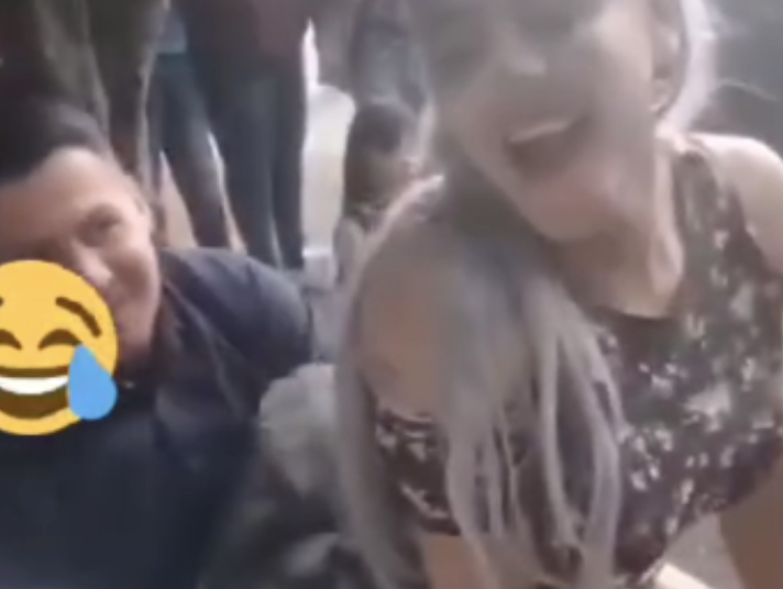 Hacen striptease en la vía pública al alcalde de Quiroga, Michoacán