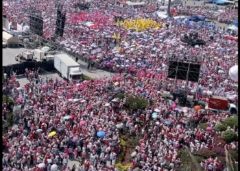 Marea Rosa ingresa al Zócalo entre tensiones con integrantes de la CNTE
