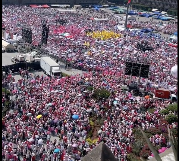 Marea Rosa ingresa al Zócalo entre tensiones con integrantes de la CNTE