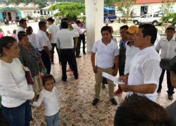 Alcalde apoya campaña política de su esposa