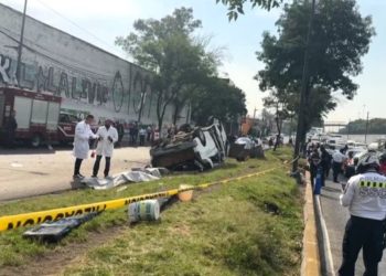 Volcadura de combi en Iztapalapa deja dos muertos