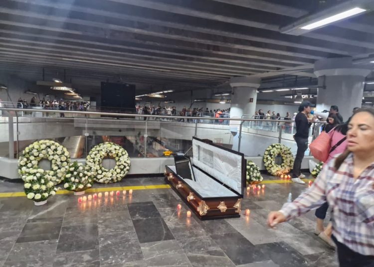 Colocan ataúd y coronas en Metro Mixcoac por desplome de Línea 12