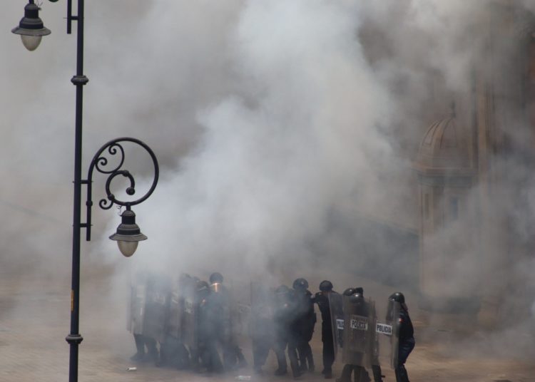 Normalistas de Ayotzinapa lanzan cohetones a Palacio Nacional