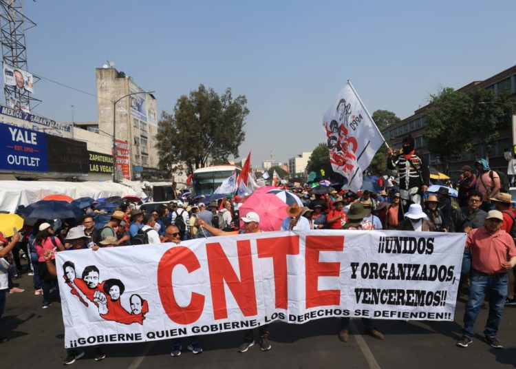 Protestan maestros de la CNTE en el Zócalo
