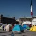 Rechaza CNTE aumento salarial e instala plantón en el Zócalo