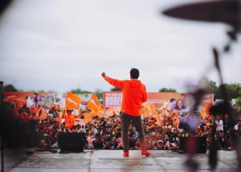 Máynez evalúa si continuará con campaña tras colapso en mitin de MC