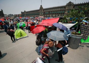 Pese a plantón de la CNTE, instalan templete para cierre de campaña de Sheinbaum en el Zócalo