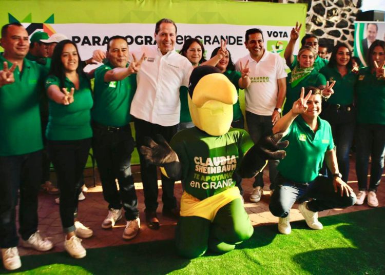 Eruviel Ávila impulsa la comercialización de zapatos de San Mateo Atenco en el extranjero