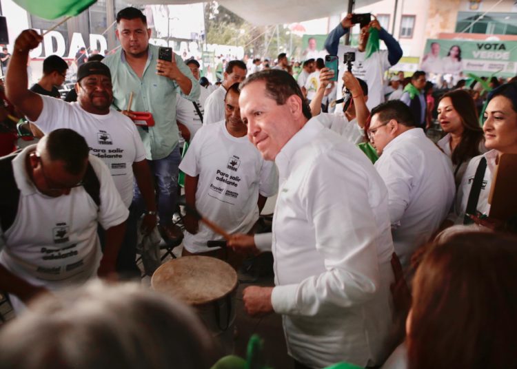 Eruviel Ávila propone ley para sancionar el acecho contra mujeres