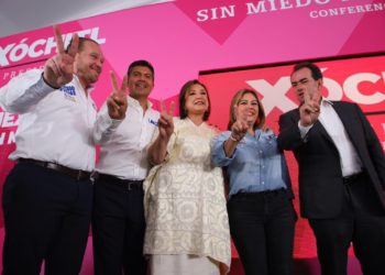 Jóvenes convierten camioneta en alberca en el municipio de General Terán