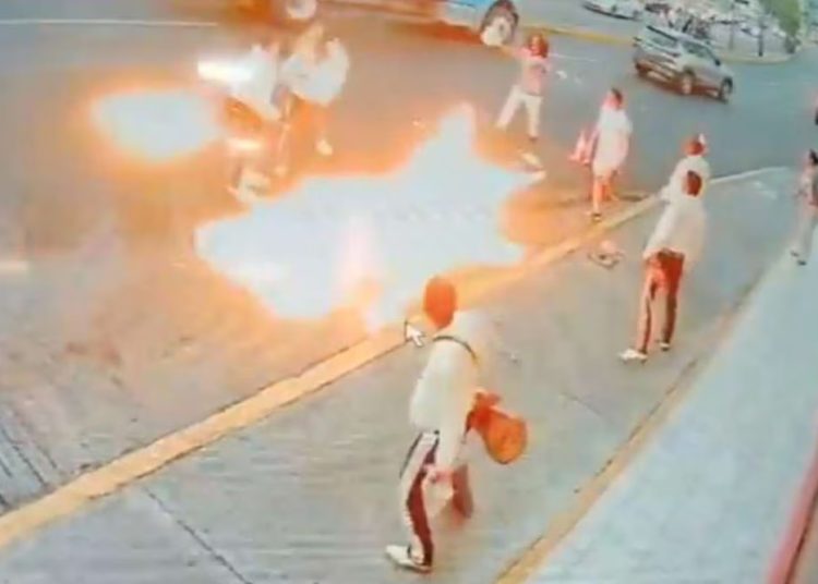 Se “enciende” riña entre mariachis y tragafuegos en calles de Morelia