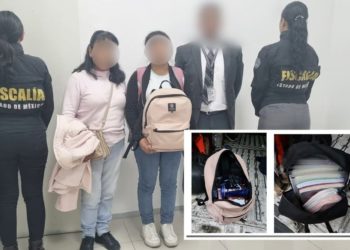 Pasajeros recuperan sus pertenencias tras asalto a combi en Naucalpan