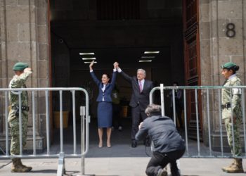 Llega Claudia Sheinbaum a Palacio Nacional para encuentro con López Obrador