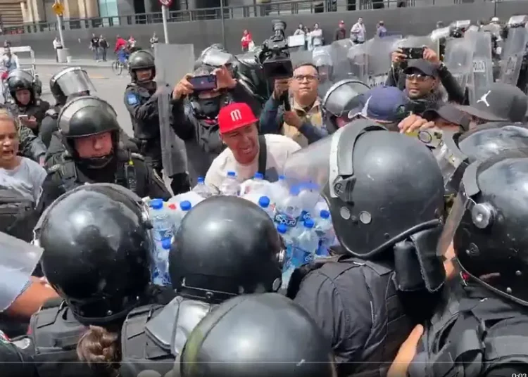 Policías y comerciantes se enfrentan en Eje Central CDMX; reportan dos heridos