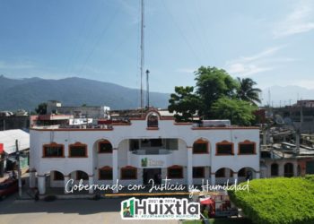 Cachan a pareja teniendo relaciones en el palacio municipal de Huixtla, Chiapas
