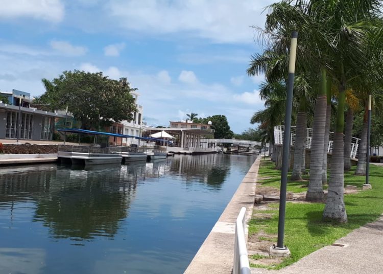Reportan vecinos desbordamiento del Canal de la Cortadura de Tampico por lluvias