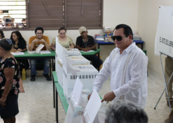 A la fila, fuera Morena, gritan a Huacho Díaz Mena al acudir a votar