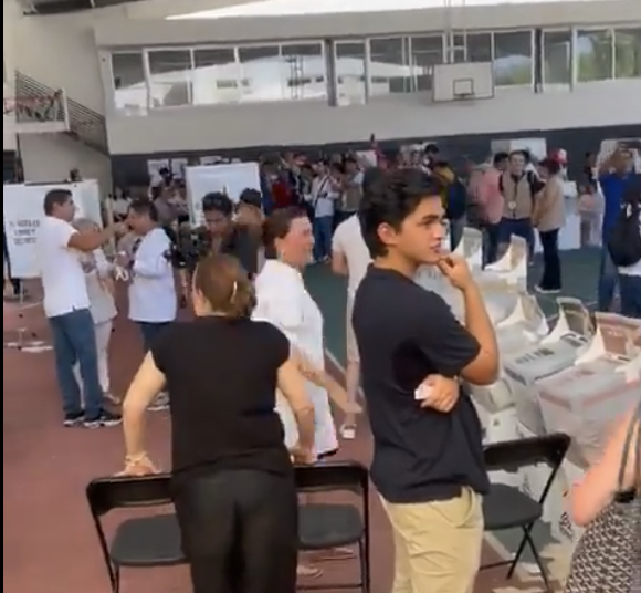 Rommel Pacheco recibe abucheos al emitir su voto