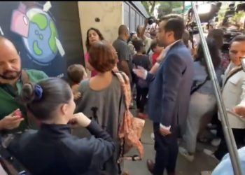 Fórmese, tú ni vives aquí, gritan a Álvarez Máynez en la casilla a la que acudió a votar