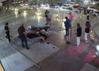 Dos jóvenes muertos y 15 heridos al saturarse plaza para ver a un cantante en San Luis Potosí