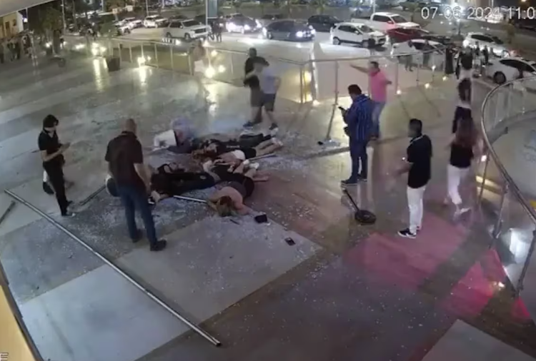 Dos jóvenes muertos y 15 heridos al saturarse plaza para ver a un cantante en San Luis Potosí