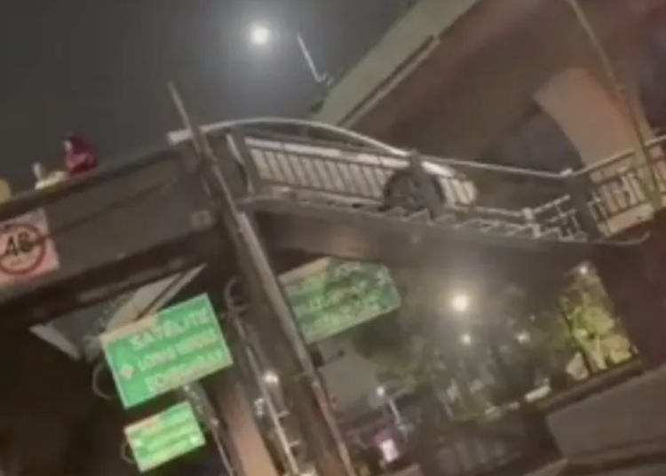 Automovilista cruza Periférico Norte por puente peatonal y queda atorado