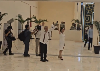 AMLO y Sheinbaum viajan en el Tren Maya rumbo a Cancún, Mauricio Vila se reúne con ellos