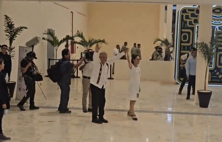 AMLO y Sheinbaum viajan en el Tren Maya rumbo a Cancún, Mauricio Vila se reúne con ellos