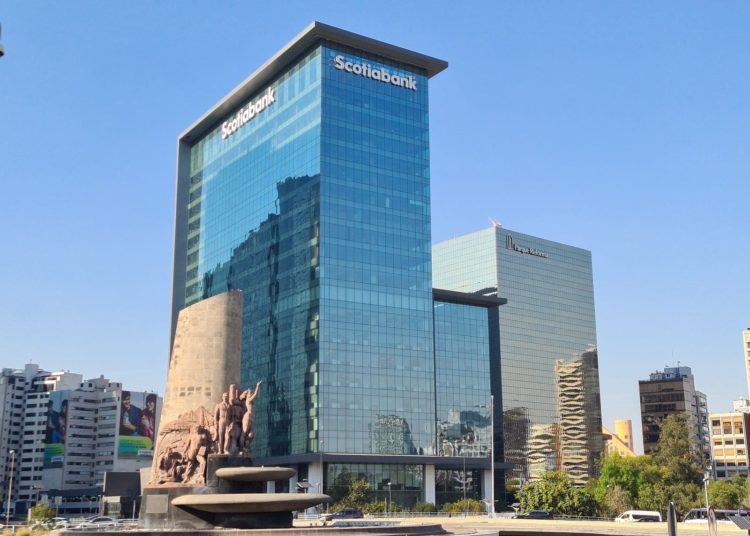 La Torre de Scotiabank se ilumina con orgullo