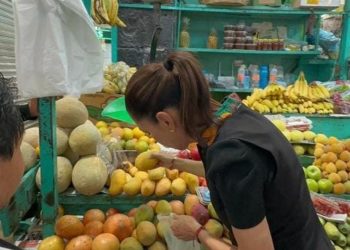 Entre besos, abrazos y sin seguridad, Sheinbaum compra mangos en el mercado de Tlalpan