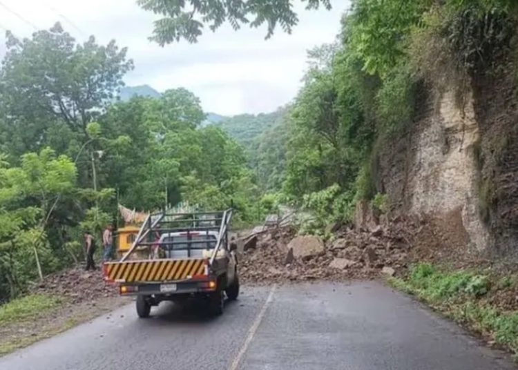 Derrumbe bloquea carretera en Tlanchinol, Hidalgo