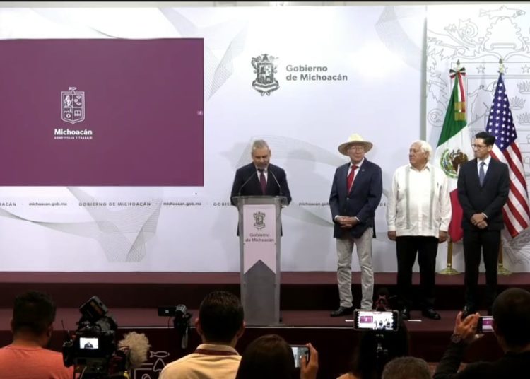 Ken Salazar acepta plan de seguridad de Michoacán para inspectores de aguacate; evalúan cambiarlos por nacionales