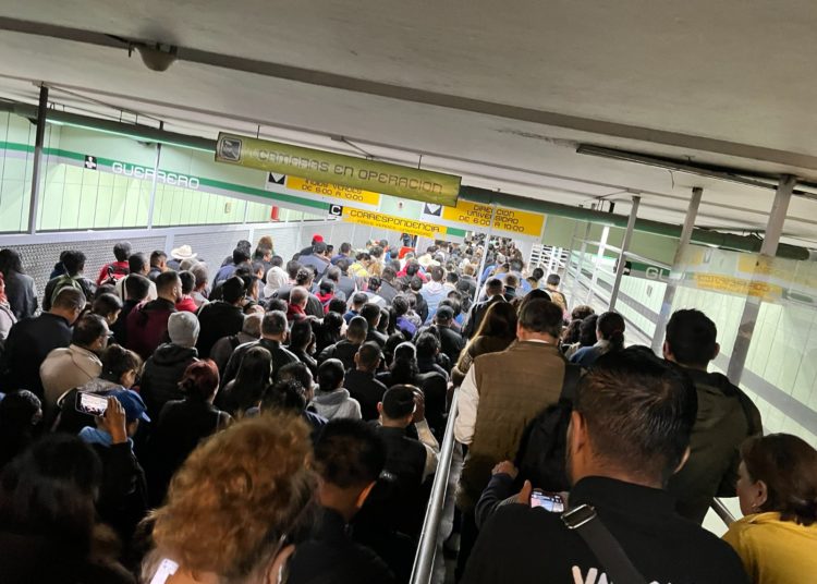 Reportan aglomeraciones en el Metro por las lluvias