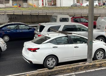 Caen piedras y estructura de metal de Segundo Piso del Periférico Sur en la Ciudad de México