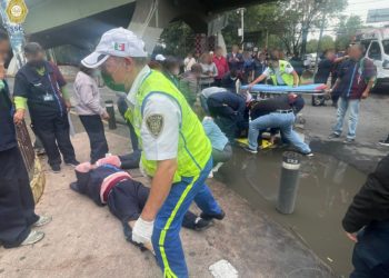 Camioneta atropella a trabajadores de limpia del IPN, durante bloqueo