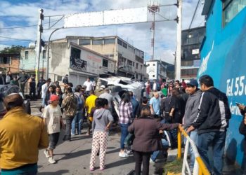 Camión de carga se queda sin frenos y embiste a tres vehículos en Huixquilucan