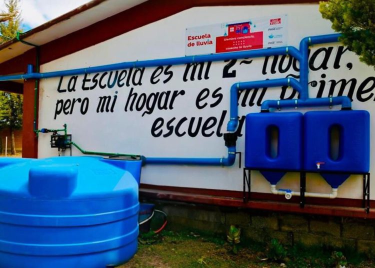 Arca Continental asegura abastecimiento de agua en escuelas durante tormenta Alberto