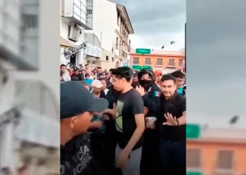 Alcaldesa de San Andrés Tuxtla se disfraza de policía para huir de protestas de comerciantes