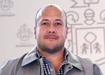 MC hizo de la política una broma, pasó “de los destapes con cerveza, a las despedidas con rímel”, critica Enrique Alfaro