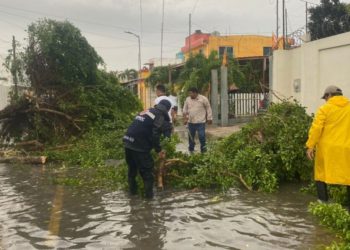 Suspenden clases y cierran puertos por fuertes lluvias en Quintana Roo
