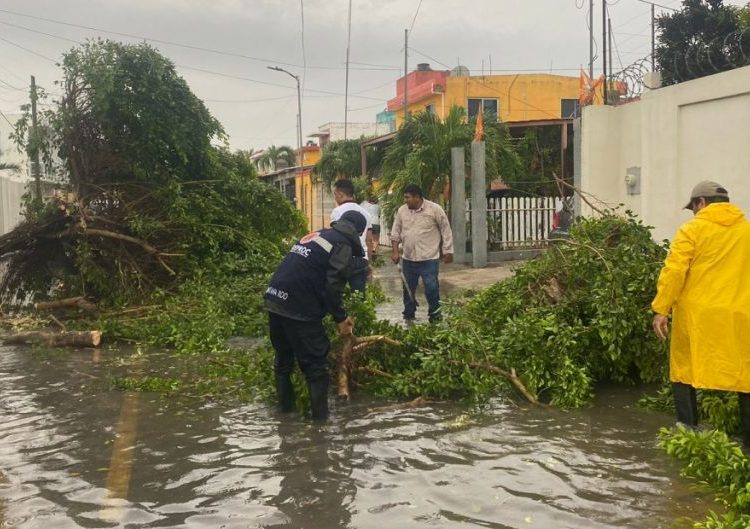 Suspenden clases y cierran puertos por fuertes lluvias en Quintana Roo
