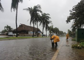 Evacúan familias de Quintana Roo ante cercanía de huracán Beryl